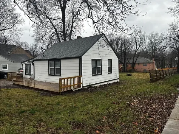 8510 Grandview LN, Overland Park, KS 66212