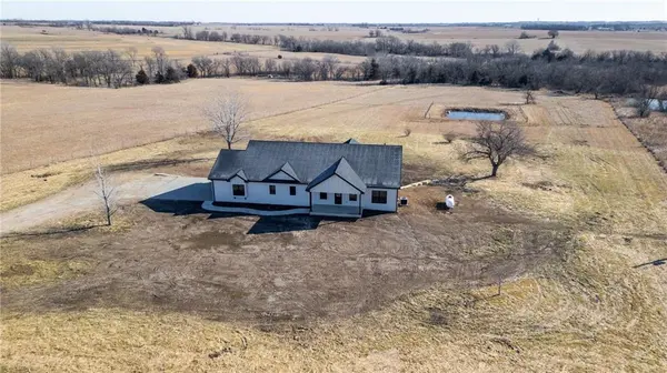 7406 SW Docking RD, Auburn, KS 66402
