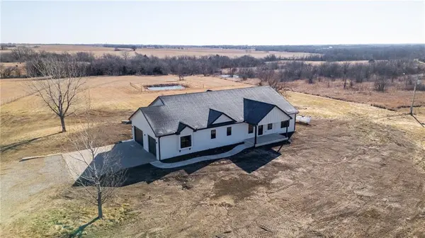 7406 SW Docking RD, Auburn, KS 66402