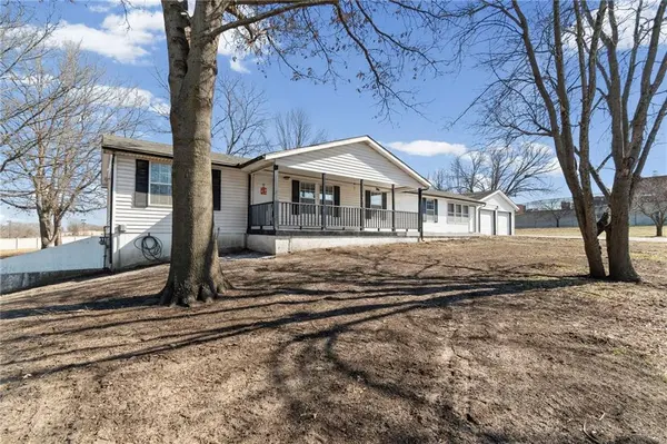 700 Harr Grove RD, Peculiar, MO 64078
