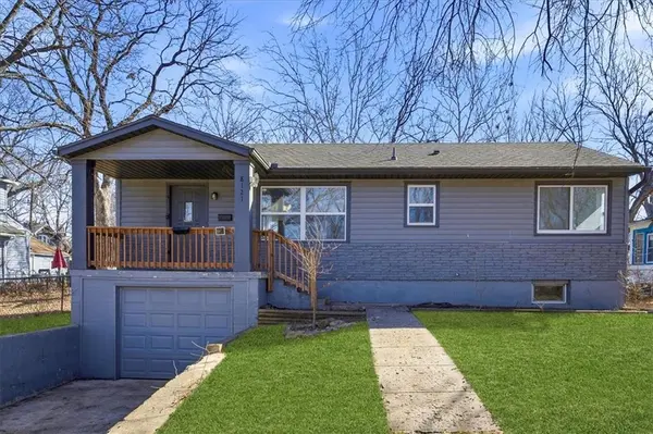 8121 Lydia AVE, Kansas City, MO 64131