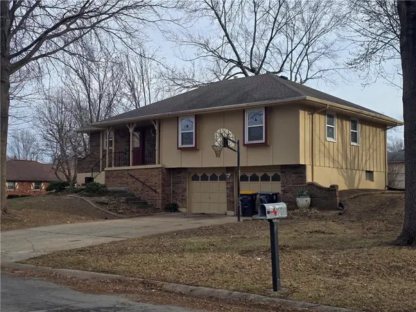 1211 SE Briarcroft ST, Lee's Summit, MO 64063