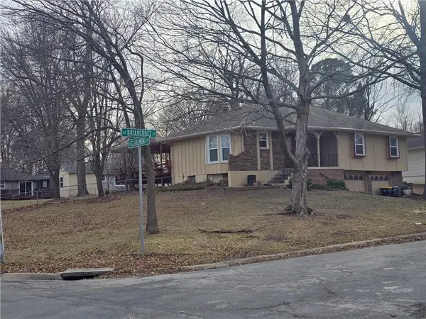 1211 SE Briarcroft ST, Lee's Summit, MO 64063