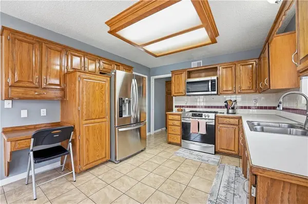 804 SE 16th TER, Oak Grove, MO 64075