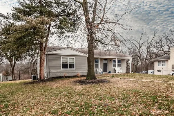 541 S Bluegrass DR, Bonner Springs, KS 66012