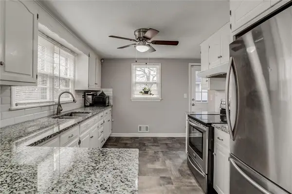 541 S Bluegrass DR, Bonner Springs, KS 66012