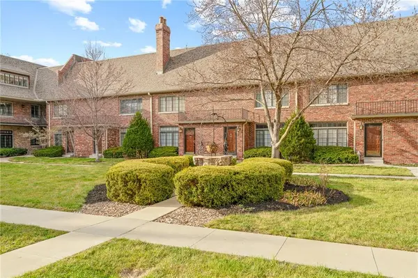 8373 Somerset DR, Prairie Village, KS 66207