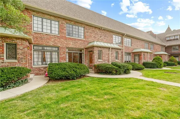 8373 Somerset DR, Prairie Village, KS 66207