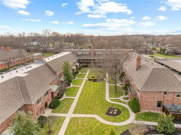 8373 Somerset DR, Prairie Village, KS 66207