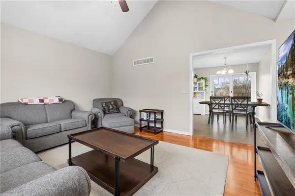 933 S Kisner DR, Independence, MO 64056