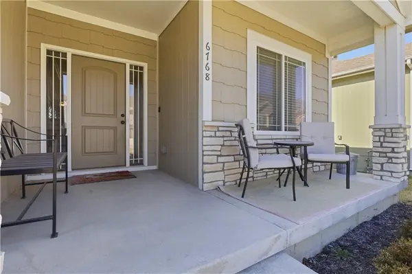 6768 Prairie LN, Parkville, MO 64152