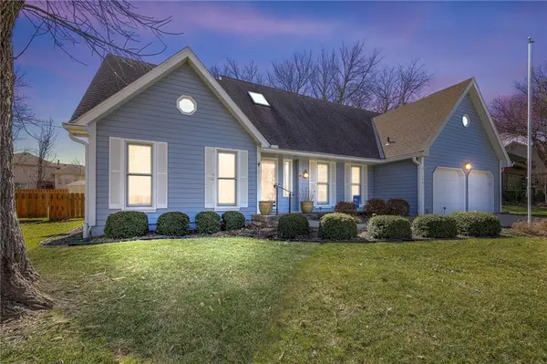 1941 E Frontier LN, Olathe, KS 66062