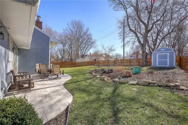1941 E Frontier LN, Olathe, KS 66062
