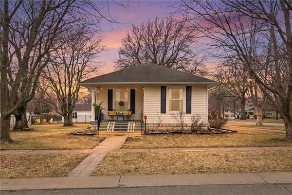 126 S OAK ST, Gardner, KS 66030
