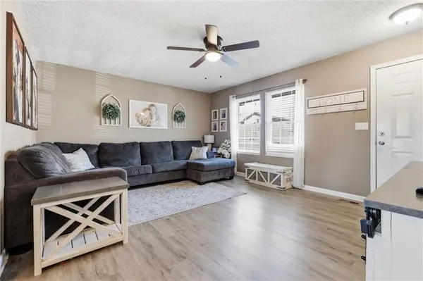 315 NE 4th TER, Oak Grove, MO 64075