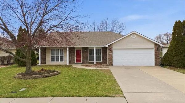 814 Coventry LN, Raymore, MO 64083