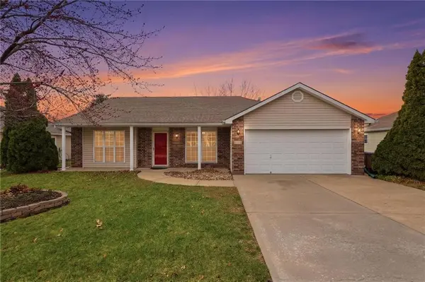 814 Coventry LN, Raymore, MO 64083
