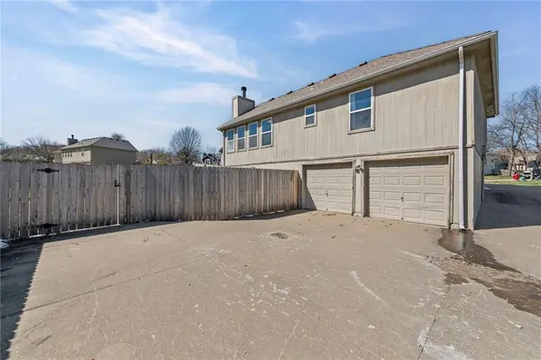 504 SE Chase CT, Blue Springs, MO 64014