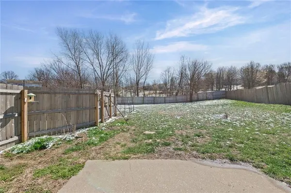 504 SE Chase CT, Blue Springs, MO 64014