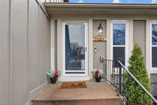 14014 S Cottonwood DR, Olathe, KS 66062