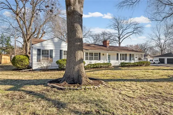 6102 W 67th TER, Overland Park, KS 66204