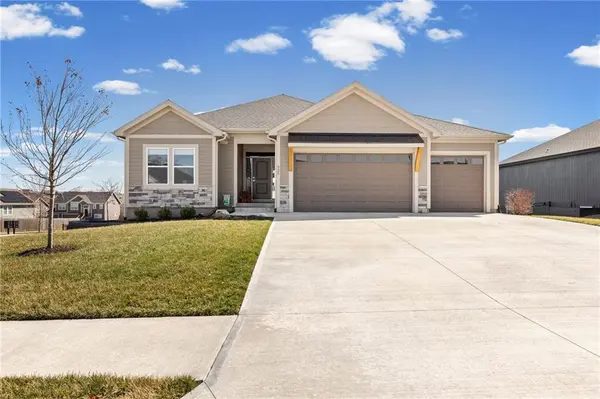 925 N Willow CT, Tonganoxie, KS 66086