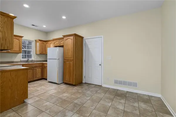 1860 Fall Creek DR, Tonganoxie, KS 66086