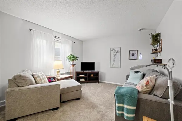 9569 Outlook DR, Overland Park, KS 66207