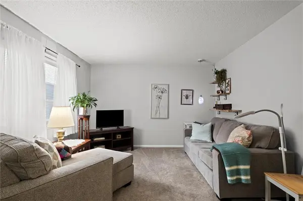 9569 Outlook DR, Overland Park, KS 66207
