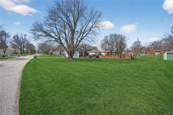 5660 Meadow Heights DR, Shawnee, KS 66226