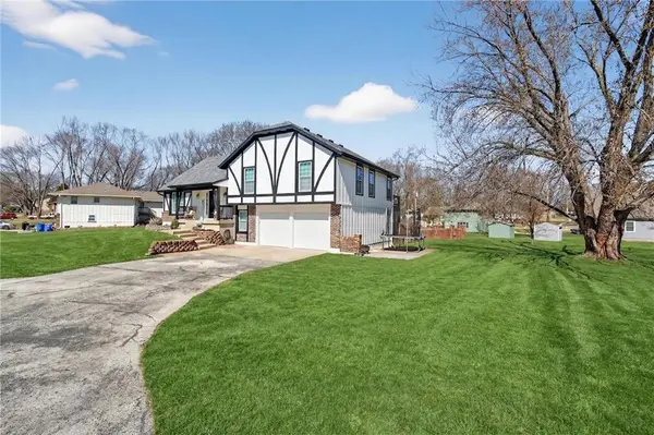 5660 Meadow Heights DR, Shawnee, KS 66226