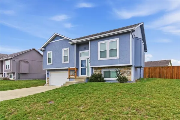 1104 SW 10th TER, Oak Grove, MO 64075