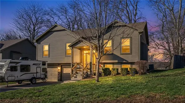 809 Colonial DR,  Pleasant Hill,  MO 64080