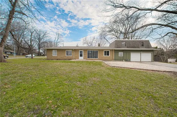 3 Glen Arbor RD, Kansas City, MO 64114
