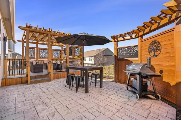 18506 W 194th TER, Spring Hill, KS 66083