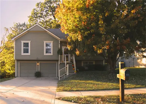 7132 N HIckory ST, Kansas City, MO 64118