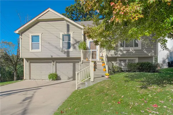 7132 N HIckory ST, Kansas City, MO 64118