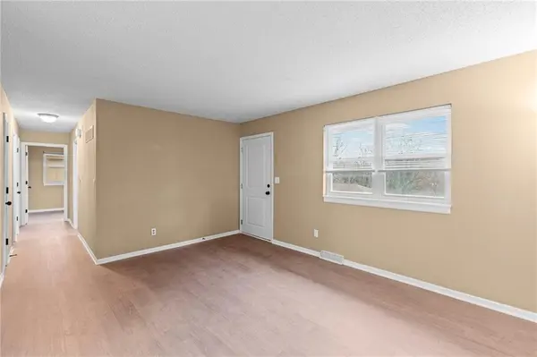 5508 NW Meadowvale DR, Kansas City, MO 64151
