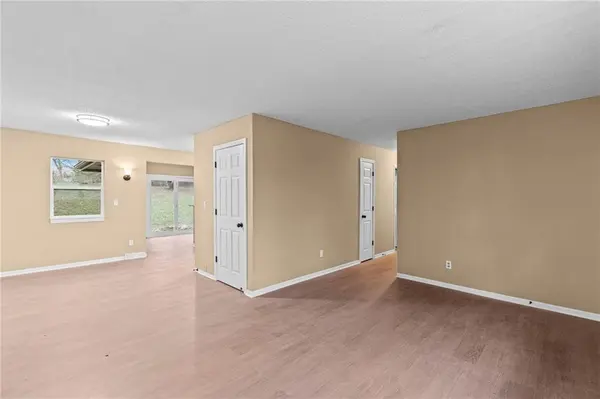 5508 NW Meadowvale DR, Kansas City, MO 64151
