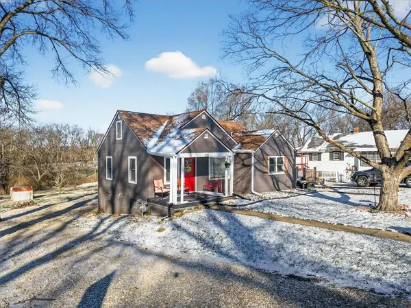 310 S Bluegrass DR, Bonner Springs, KS 66012