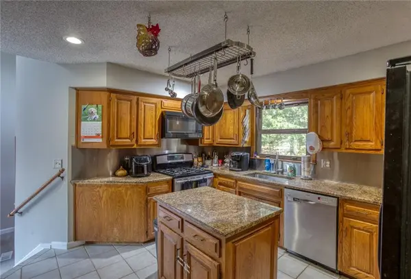 16025 Meadow LN, Stilwell, KS 66085