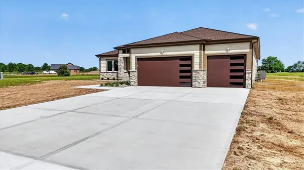 422 NE Lakota DR, Adrian, MO 64720