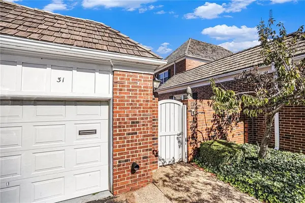 31 Compton CT, Prairie Village, KS 66208