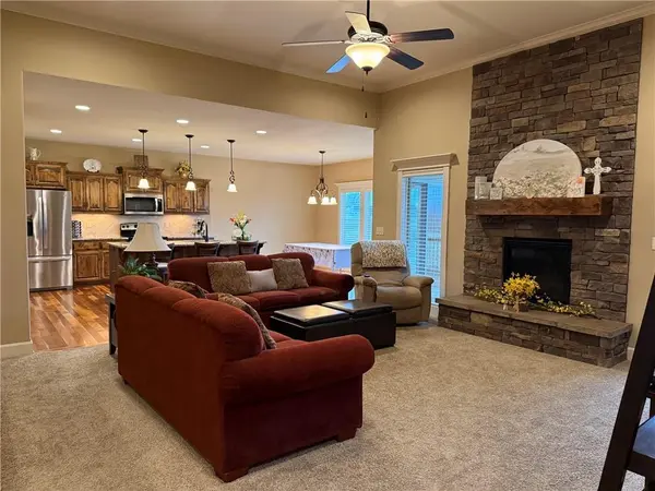 626 Liberty RD, Smithville, MO 64089