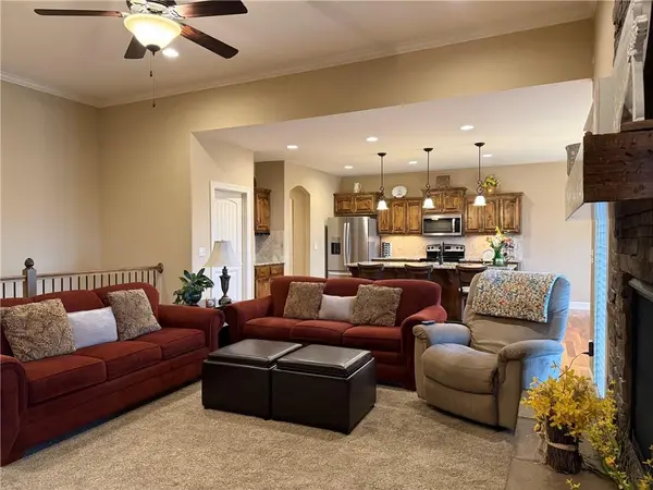 626 Liberty RD, Smithville, MO 64089