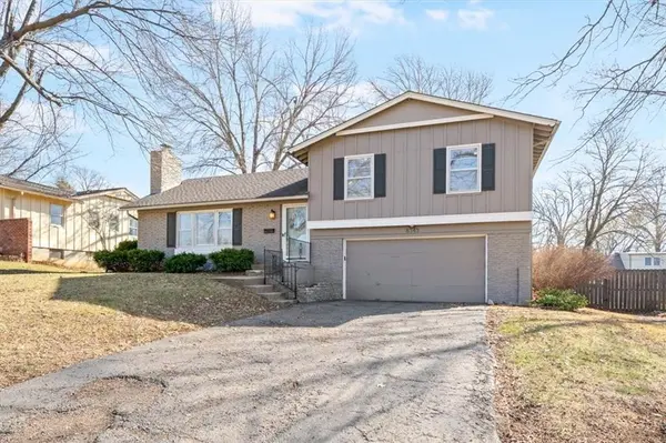 8343 Travis LN, Overland Park, KS 66212