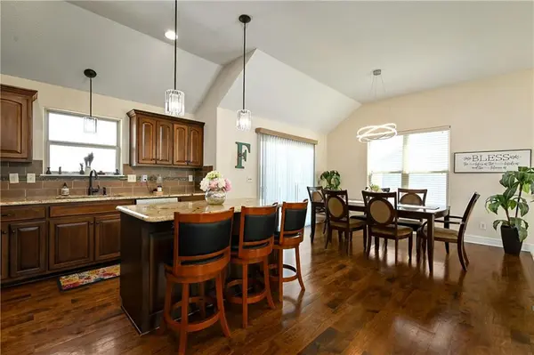 906 EVE ORCHID DR, Greenwood, MO 64034
