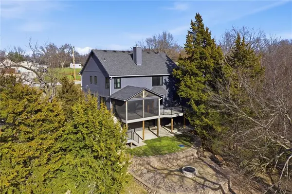 8960 Craig DR, De Soto, KS 66018