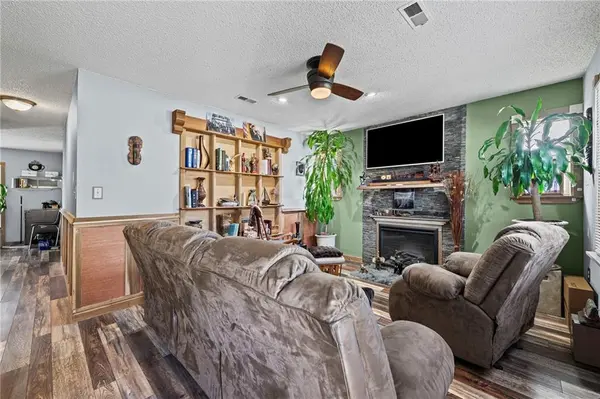 701 NE Banner DR, Lee's Summit, MO 64086