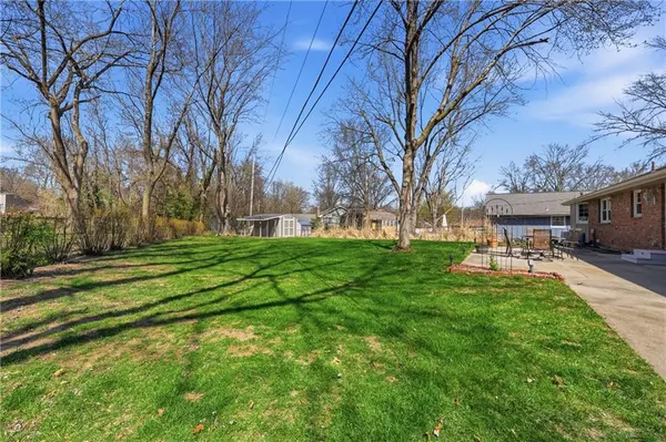 6828 Lakeshore DR, Raytown, MO 64133
